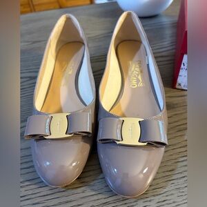 Ferragamo Vara pump caraway